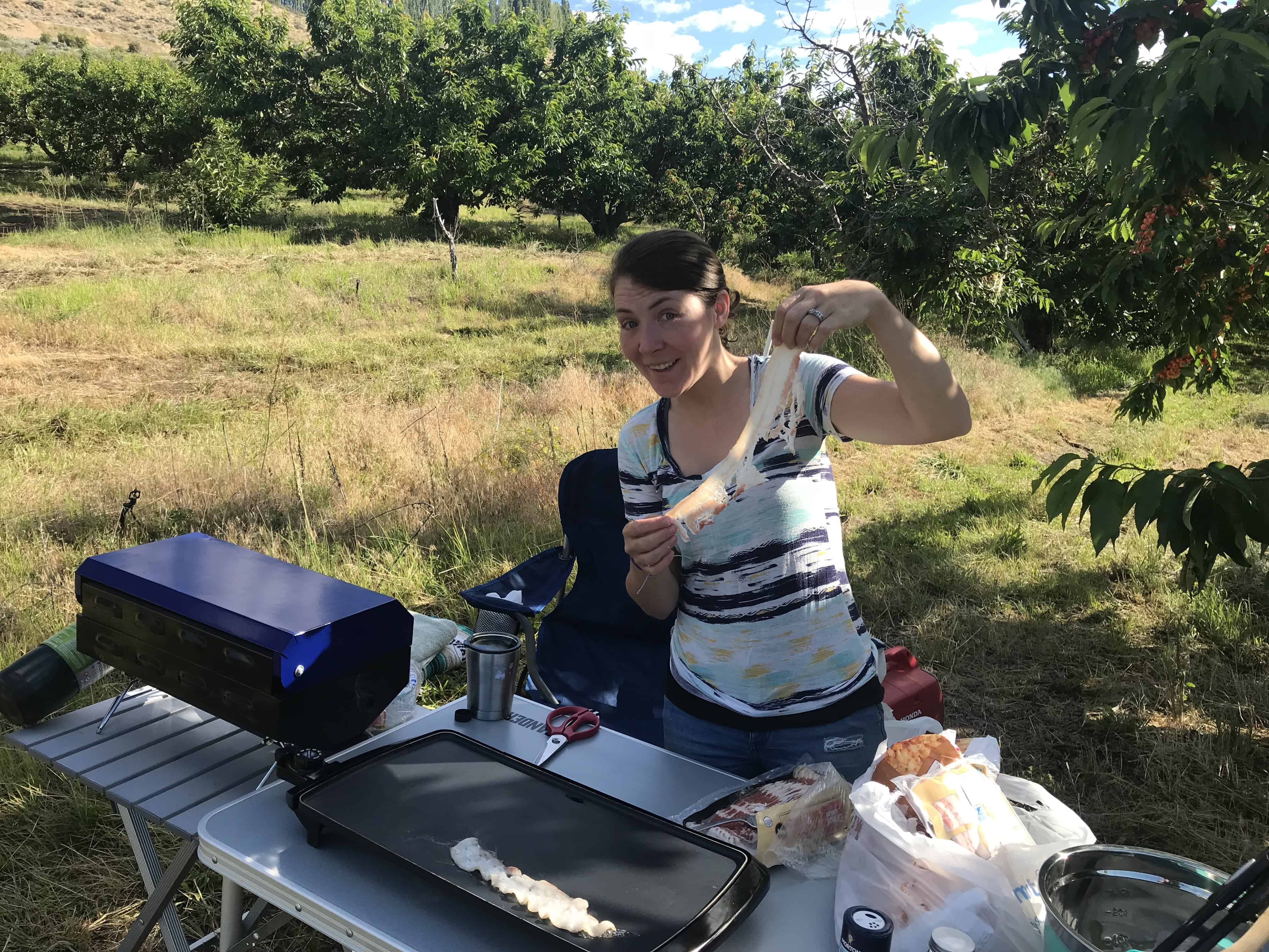 Lindsay is cooking breakfast for the workers. 